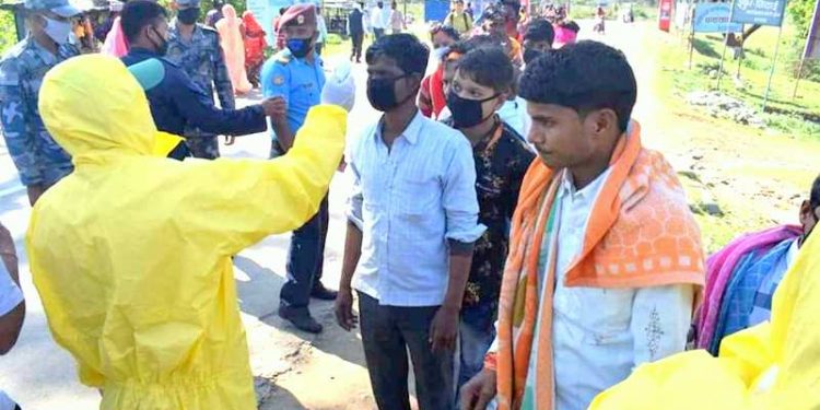 सीमा नाकामा भारतबाट फर्कनेको लर्को, वनबासाबाट एकैदिन तीनहजार बढी भित्रिए