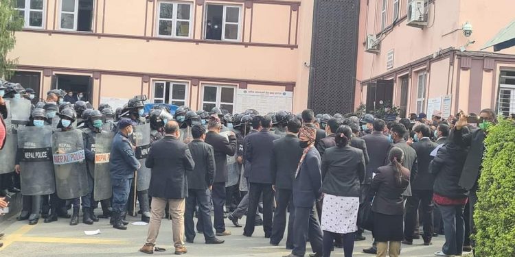 धर्नामा बसेका कानून व्यवसायीहरुमाथि हातपात