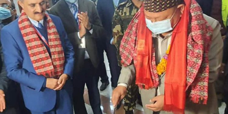 नेवानिले दुबईमा सातामा दुई उडान थप्दा मन्त्री आलेले काटे केक