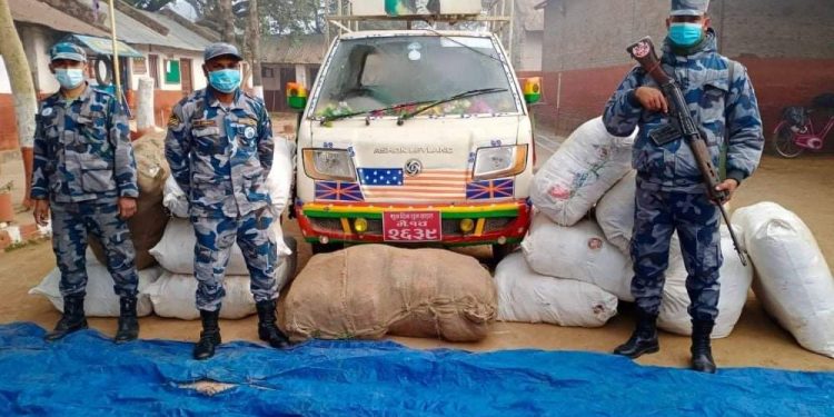 तस्करीकाे आठ लाखकाे लत्ताकपडा सशस्त्र प्रहरीद्वारा बरामद