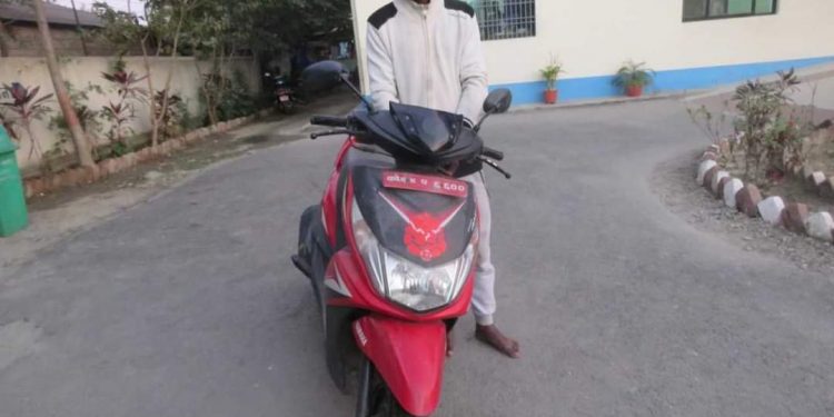 स्कुटर चोरीमा संलग्न एक पक्राउ