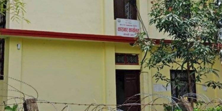 प्रहरीकै माेटरसाइल लिएर कैदी फरार !