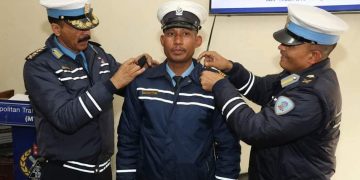 हवल्दारमा बढुवा भएकालाई ट्राफिक एसएसपी जोशीद्वारा दर्ज्यानी चिन्ह