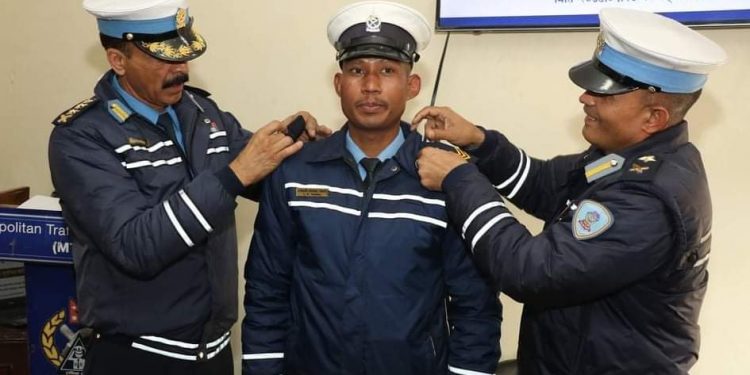 हवल्दारमा बढुवा भएकालाई ट्राफिक एसएसपी जोशीद्वारा दर्ज्यानी चिन्ह