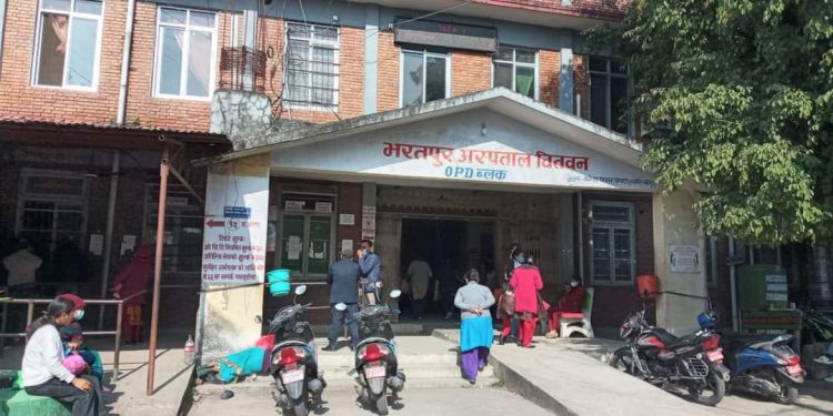 भरतपुर अस्पतालले भन्यो,´कोभिड संक्रमणको उच्च प्रकोप, सामान्य प्रकृतिका विरामी नआउनू’