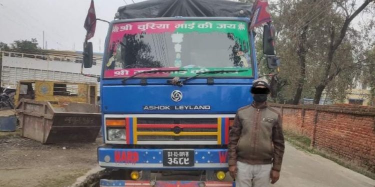 भन्सार छलीका सामानसहित ट्रक पर्सा प्रहरीको नियन्त्रणमा