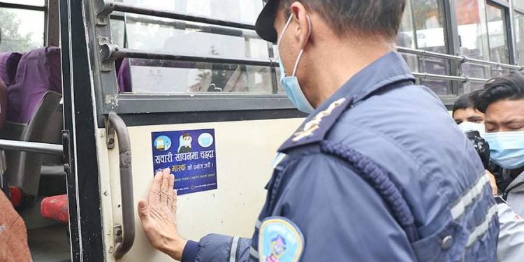 उपत्यकामा ट्राफिक प्रहरीले शुरु गर्‍यो अनिवार्य मास्कको प्रयोग अभियान