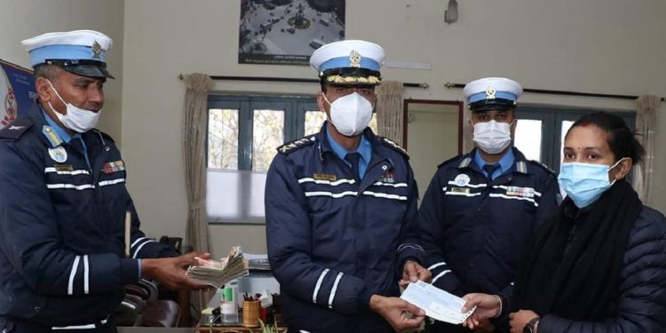 मिर्गौला फेल भएका प्रहरी जवान मधुलाई ट्राफिकको सहयोग