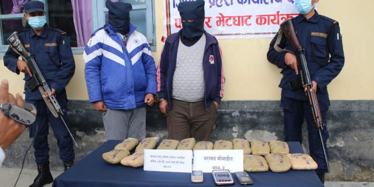 आठ किलो चरेससहित दुईजना पक्राउ