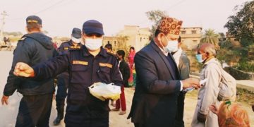 सिडियो कवारी र एसपी तिमिल्सिना ‘तपाईको मास्क खोई’ भन्दै सडकमा