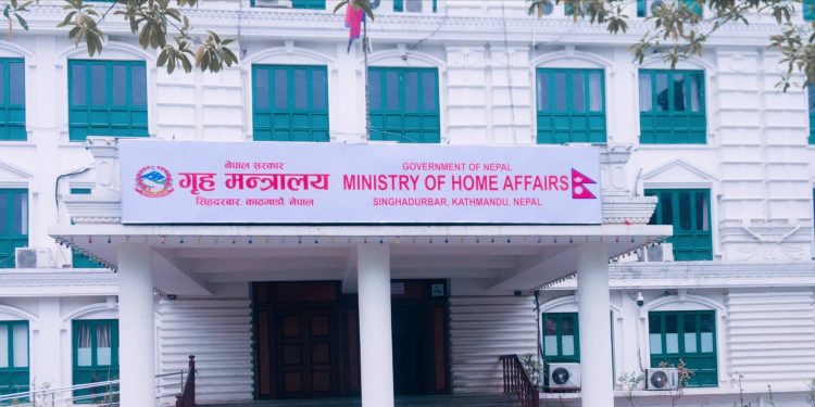 पूर्वप्रधानमन्त्री सवार गाडीमा आक्रमण गर्नेमाथि गृहले थाल्यो छानबिन