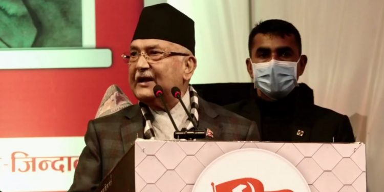 एमसीसीका लागि निवेदन दिने झलनाथलाई ताली बजाउँछन्, मलाई ढुंगा हान्छन् – अध्यक्ष ओली
