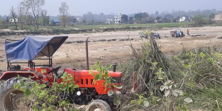 तुरिया खोलामा अबैध उत्खनन्ठेकेदारसंग सबैकाे मिलिभगत