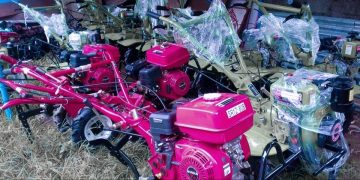 कोरोना भाइरसका कारण रोजगारी गुमाएकालाई मेसिन र औजार वितरण