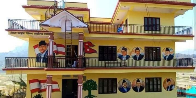 नेपाली काँग्रेस स्याङ्जाको भवनमा वीपीको भन्दा सभापति देउवाको ठूलो तस्बिर