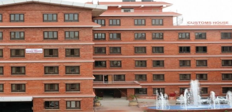 आठ महिनामा ११ खर्ब बढीको वैदेशिक व्यापार घाटा