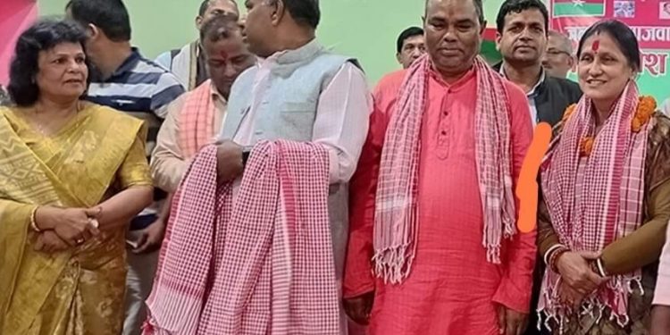 ओलीलाई झट्का : सांसदले छोडे पार्टी,अध्यक्ष यादवले गरे स्वागत