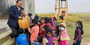 सभापति चौधरीद्वारा विपन्नवर्गका बालबालिकालाई शैक्षिक सामग्री सहयोग
