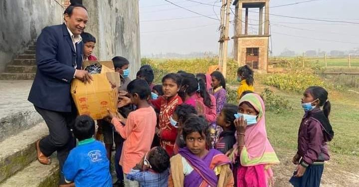 सभापति चौधरीद्वारा विपन्नवर्गका बालबालिकालाई शैक्षिक सामग्री सहयोग