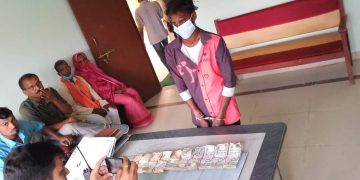 स्रोत नखुलेको ६३ लाख रुपैयाँसहित तीन युवक पक्राउ