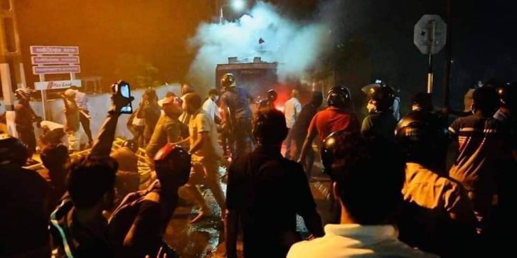 ऋणको जालोमा फसेको श्रीलंकामा हिंसा भड्किएपछि संकटकाल घोषणा