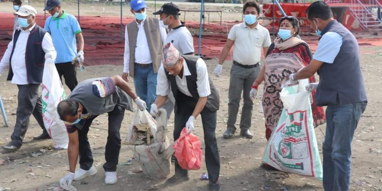 आमसभा सकिएपछि राप्रपा चितवनले आमसभास्थल सरसफाई