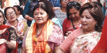 काठमाडौं महानगर : मेयरकी उम्मेदवार सिर्जना सिंहलाई प्रधानमन्त्री पत्नीको साथ