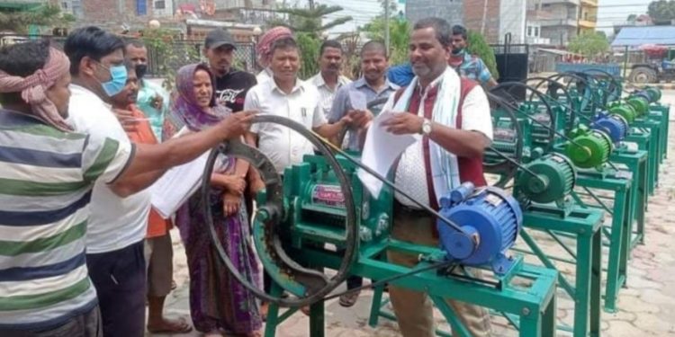 सप्तरीको रुपनी गाउँपालिकाद्वारा किसानलाई मेसिन वितरण