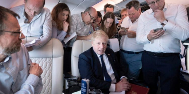 भारत भ्रमणका क्रममा जहाज भित्रै सञ्चारकर्मीसँग कुरा गर्दै बेलायती प्रधानमन्त्री