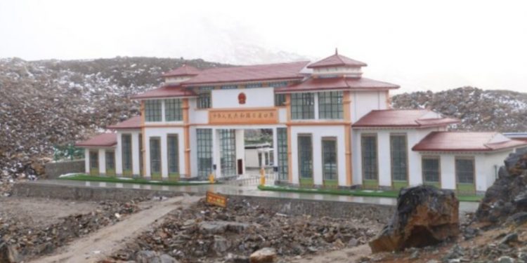ओलाङ्चुङ्गोला नाका नखुल्दा ढुवानीमा समस्या