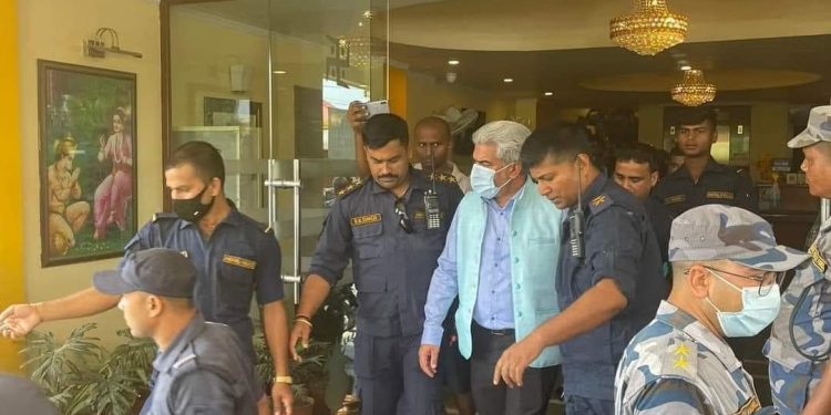 मुस्लिम आयोगका अध्यक्ष अन्सारी एमाले कार्यकर्ताको घेराउमा, प्रहरी भन्छ-पैसा बाँडेको हल्ला झुट