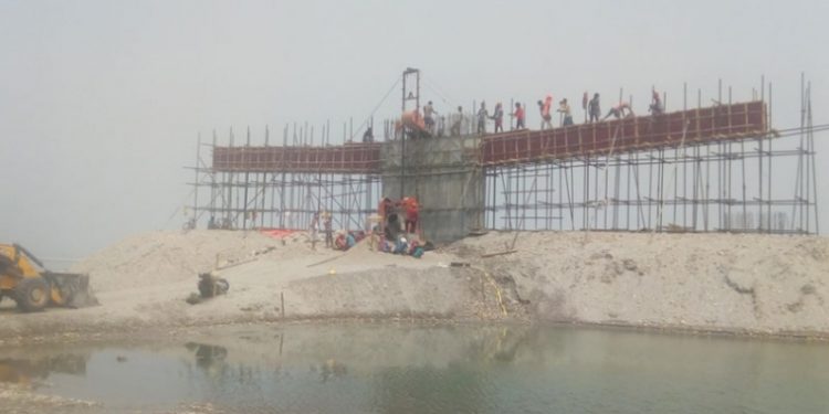 अझै बनेन नारायणी नदीमा बन्न लागेको बहुप्रतीक्षित झोलुङ्गे पुल