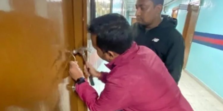 नेपाल वायु सेवा निगमका अध्यक्ष युवराज अधिकारीको कार्यकक्षमा लगाईएको ताला कर्मचारीले नै फोडे
