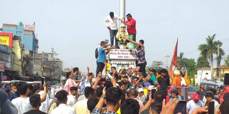 पूर्व राजा वीरेन्द्रको शालिक राख्न खोज्दा धम्बोझी चोकमा तनाव