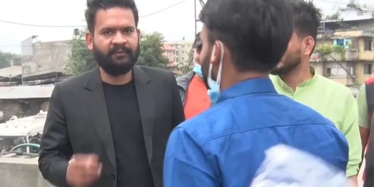 पत्रकारलाई बालेन साहले गरे दुर्व्यवहार