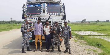 तेल बोकेको ट्रकसहित दुई भारतीय पक्राउ