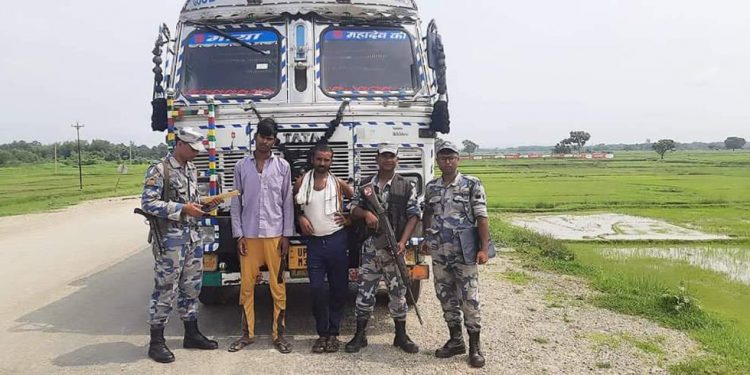 तेल बोकेको ट्रकसहित दुई भारतीय पक्राउ