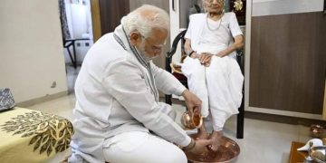 १०० औं वर्षकी आमाको खुट्टा धोएर नरेन्द्र मोदीले लिए आशीर्वाद