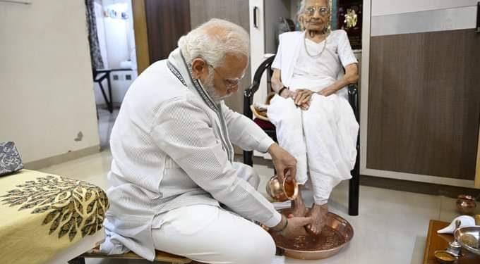 १०० औं वर्षकी आमाको खुट्टा धोएर नरेन्द्र मोदीले लिए आशीर्वाद