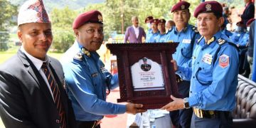 पुलिस स्कुललाई योगदान गर्ने शिक्षक र प्रहरी कर्मचारीलाई आईजीपी सिंहले गरे सम्मान