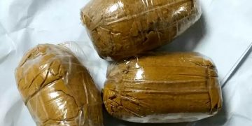 विमानस्थलबाट पक्राउ परेका व्यक्तिलाई दिसा गराउँदा १ किलो सुन निस्कियाे