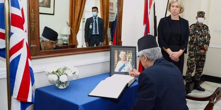 प्रधानमन्त्री देउवाले दूतावास पुगेर गरे एलिजाबेथको निधनप्रति गहिरो दुःख व्यक्त