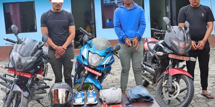 ‘प्रहरी हौ’ भन्दै ठमेलबाट ३० लाख लुटेको आरोपमा ३ पक्राउ
