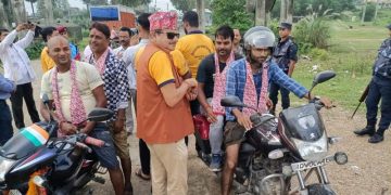 नेपाल प्रवेश गर्ने भारतीय पर्यटकलाई खादा ओढाएर सम्मान