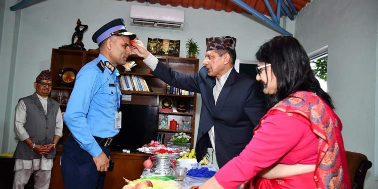 प्रहरी महानिरीक्षक धिरज प्रताप सिंहद्वारा टिका तथा प्रसाद प्रदान
