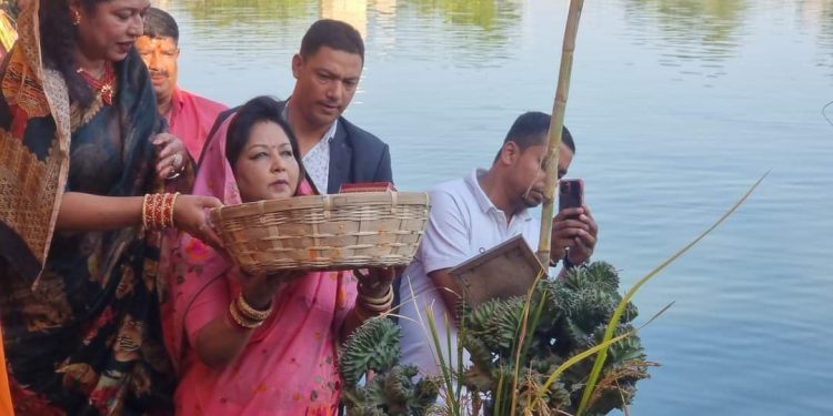 आरजू देउवाले गंगासागर घाटमा गरिन् छठ पूजा