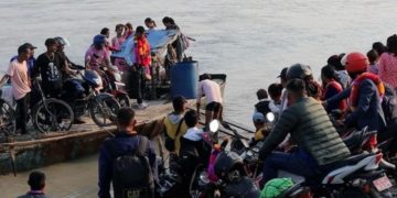 जोखिम मोलेर डुङ्गाको यात्रा गर्नुपर्ने बाध्यता