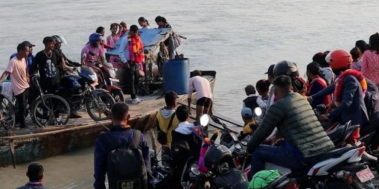जोखिम मोलेर डुङ्गाको यात्रा गर्नुपर्ने बाध्यता