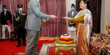 नेपालका लागि अमेरिकी राजदूत थम्प्सनले राष्ट्रपतिसमक्ष बुझाए ओहोदाको प्रमाणपत्र
