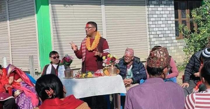 टोल-टोलमा पुगेर मतदातालाई धन्यवाद दिँदै गुनासो सुन्दै सांसद जोशी